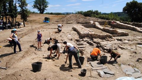 Participantes en uno de los campos de trabajo que participaron en las excavaciones del castro de Cereixa en los �ltimos a�os