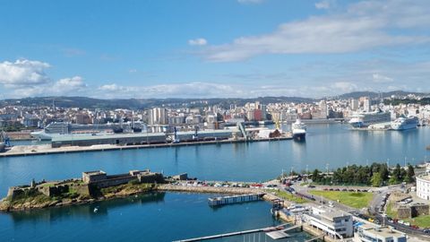 Cuatro de los cinco cruceros que este martes coincidirán en A Coruña