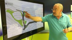 El concejal y vicepresidente de la Diputaci�n, C�sar Mosquera, ante el proyecto de vial que mantiene bloqueado Costas, en una imagen de archivo