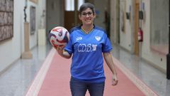 A deputada camari�� Paula Mouzo exhibe a camiseta do seu equipo no H�rreo