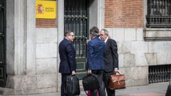 Un grupo de jueces, a punto de entrar a una de las reuniones de la mesa de retribuciones en el Ministerio de Justicia.