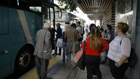 Varios pasajeros esperan a un autob&uacute;s en A Coru&ntilde;a, en una imagen de archivo.