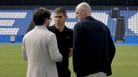 Benassi y Soriano, de espaldas, dialogan con Hidalgo