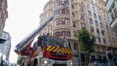 Los bomberos examinan la fachada del edificio de la playa de Vigo del que cayeron cascotes