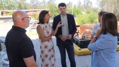 La conselleira �ngeles V�zquez junto al alcalde Gonzalo Louzao durante su visita.