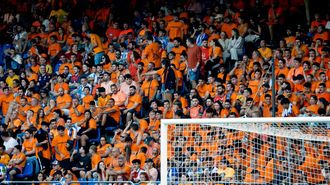 P&uacute;blico de la grada de Marath&oacute;n Inferior, durante las protestas del partido del D&eacute;por ante el Elche.