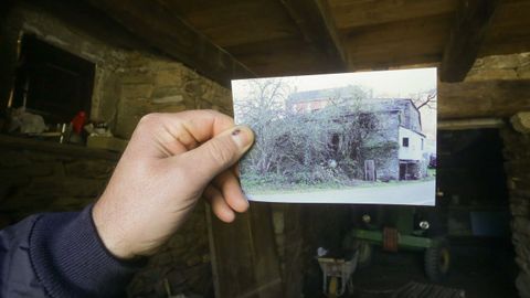 Fotografa del estado de la casa cuando Miguel la compr, comida por la maleza