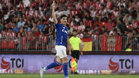 El jugador del Oviedo Nacho Vidal celebra un gol durante el partido de ida de la primera eliminatoria de la fase de ascenso a Primera División que UD Almería y Real Oviedo disputan este sábado en Almería.