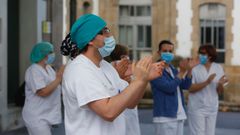 Trabajadores del Hospital Provincial de Pontevedra agradecen en la entrada los aplausos de los vecinos