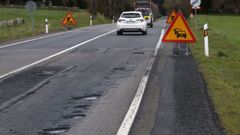 Obras en la carretera N-540 para reparar los numerosos baches en el asfalto.