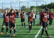 Los jugadores, dolidos por el descenso, aplaudieron al p�bico que les correspondi� con m�s aplausos. 