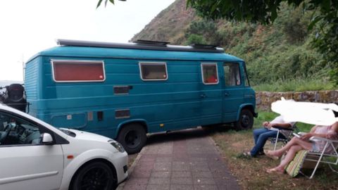 Coches mal aparcados en San Juan de la Arena