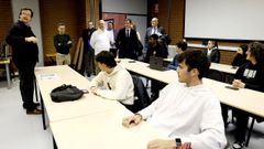 El decano de Direcci�n e Xesti�n P�blica, el conselleiro de Educaci�n y el rector de la Universidade de Vigo, este martes, en una clase de la nueva facultad