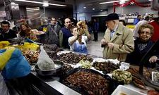 Una pescantina de la plaza de Lugo muestra un hermoso bogavante a sus clientes.