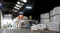 Un carretillero transporta pal�s con sacos en una empresa lucense.