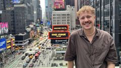 Oswaldo, frente a Times Square en Nueva York