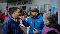 Protesta de trabajadores de la sanidad privada ante el Hospital San Rafael de A Coruña.