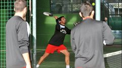 Iv�n Forte, jugando al p�del durante otro entrenamiento del Racing de Ferrol en el Club de Campo