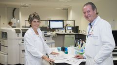 Arturo Fern�ndez, con su antecesora, Amalia Andrade