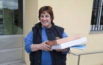 �ngeles S�nchez Fern�ndez, no casco urb�n lalinense onde entrega e recolle mercador�a. 