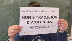 Uno de los estudiantes del centro, con un cartel reivindicativo