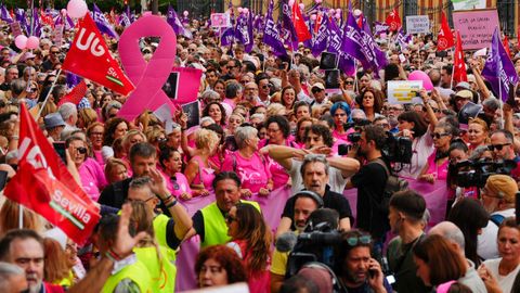 Miles de personas se manifestaron en Sevilla para pedir que se aclare el fallo en la notificación de los resultados de los cribados de cáncer de mama practicados en un hospital de la ciudad.