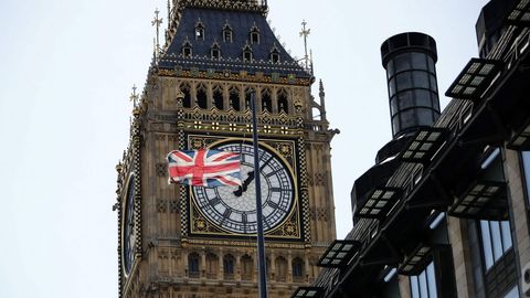 Bandera del Reino Unido a media asta en Londres