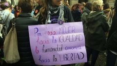 Cartel reivindicativo en una concentraci�n del 8M, en Asturias