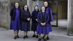 En la imagen, de izquierda a derecha, las hermanas Mara, Carmen, Encarnacin, Ofelia e Inmaculada, posando ayer a la entrada del centro.