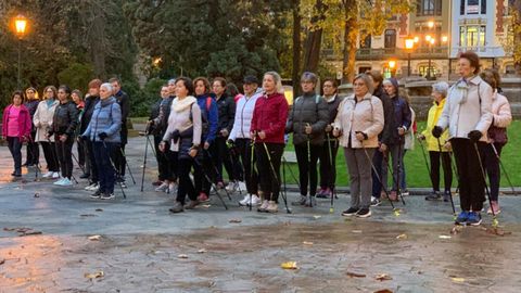 Asistentes al taller de marcha nórdica que se celebra cada miércoles, a las 17:30 horas, en el Campo San Francisco