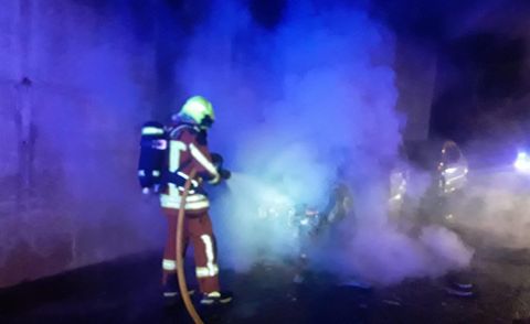 Efectivos del Servizo Municipal de Emerxencias de Vilagarcía sofocando el incendio