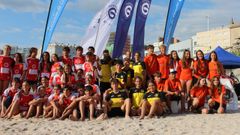 Foto de familia de los equipos del SAL de A Laracha en los campeonatos auton�micos celebrados en aguas de A Coru�a.