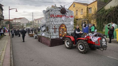 Cortegada despidi el entroido en la provincia.Ms de trescientas personas participaron en el desfile