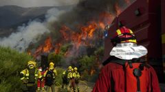 Varios miembros de la UME, el lunes 18 trabajando en el incendio de Jarilla, en Extremadura.