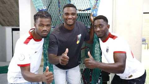 Rafinha, H�lder y Renatinho posan con unas redes de pesca
