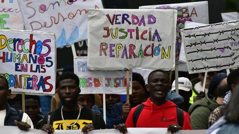 Varias personas durante una marcha por el décimo aniversario de la tragedia del Tarajal el 3 de febrero en Ceuta.