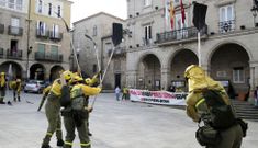 Una treintena de trabajadores hizo sonar sus bate-fuegos frente al Concello de Ourense. 