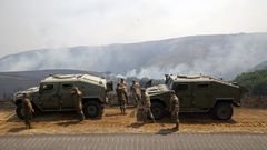 Militares de la Brilat colaboran en las labores de extinción vigilando un monte en A Gudiña