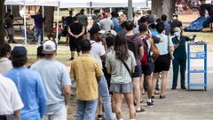 En Estados Unidos proliferan las colas, como esta de Los �ngeles, para recibir la vacuna.