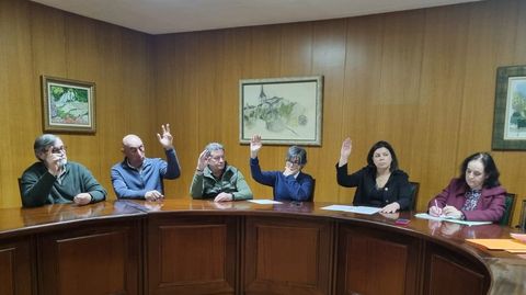 El grupo de gobierno de Trives y la secretaria municipal en el �ltimo pleno ordinario celebrado, el pasado 27 de marzo del 2025.