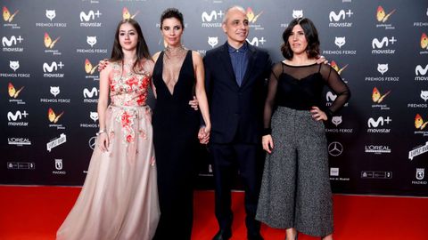 El director de la pelcula Abracadabra junto a varias de sus actrices