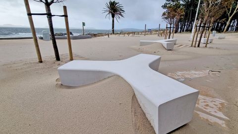 El paseo de Samil qued� cubierto completamente de arena