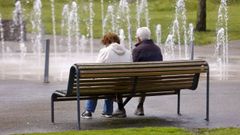 Una pareja sentada en un banco en A Coru&ntilde;a
