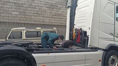 La Guardia Civil de Ourense, inspeccionando el tac�grafo de un cami�n