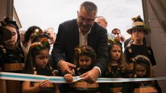 David Castro inaugura a festa en compa��a dos nenos