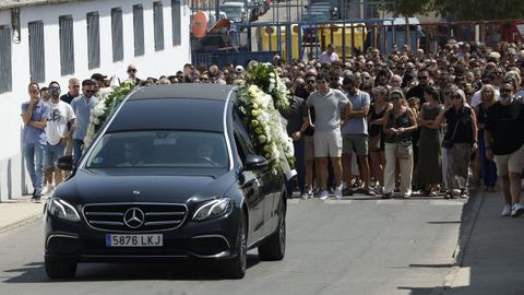 El coche fnebre traslada el fretro con los restos mortales del pequeo Mateo, el nio de 11 aos que fue asesinado el pasado domingo mientras jugaba al ftbol con unos amigos, al cementerio de la localidad