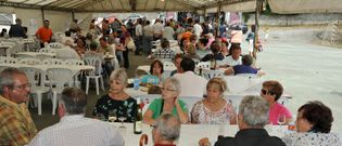 Parte de los asistentes que ayer, antes de que lloviera, disfrutaron en Remourelle de las raciones de la Festa da Carne ao Caldeiro. 