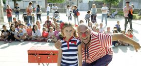 La actuaci�n de un payaso anim� la tarde a los ni�os que disfrutaban con sus juegos en la alameda.