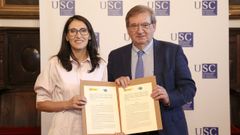 La rectora, Rosa Crujeiras, a la izquierda, y el secretario de Estado de Memoria Democr�tica, Fernando Mart�nez, firmaron el convenio en el Rectorado de la USC