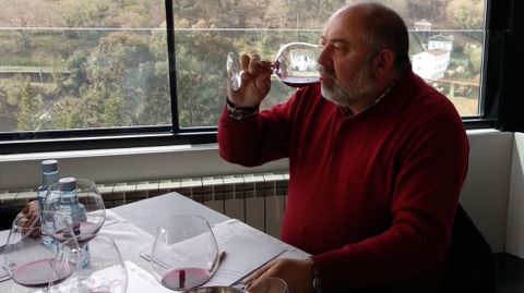 Waldo Carreiras, en una cata de calificaci�n de los vinos de Ribeira Sacra